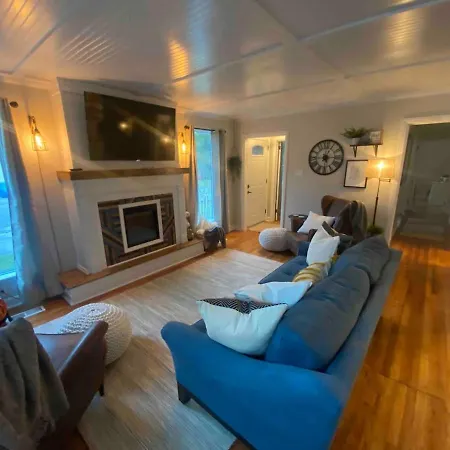 Cozy Savannah Cottage-Modern Comforts, Warm Charm-3