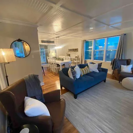 Cozy Savannah Cottage-Modern Comforts, Warm Charm-2